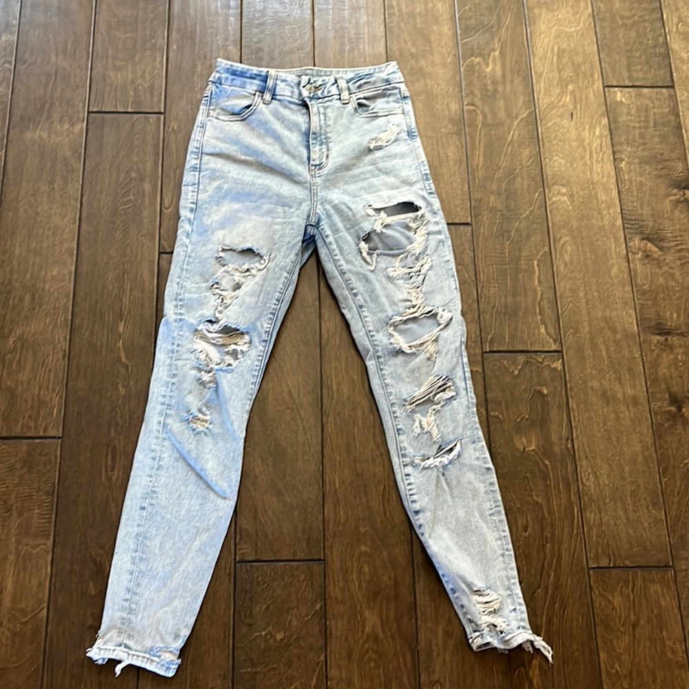 AMERICAN EAGLE NEXT LEVEL STRETCH DISTRESSED JEANS! SIZE 4 VERY CUTE AND STYLISH